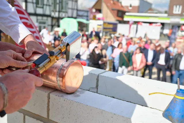 Eine Zeitkapsel mit Zeitungen, Bauunterlagen und persönlichen Botschaften wurde im Fundament  eingelassen.  | Foto: Schröder Immobilien