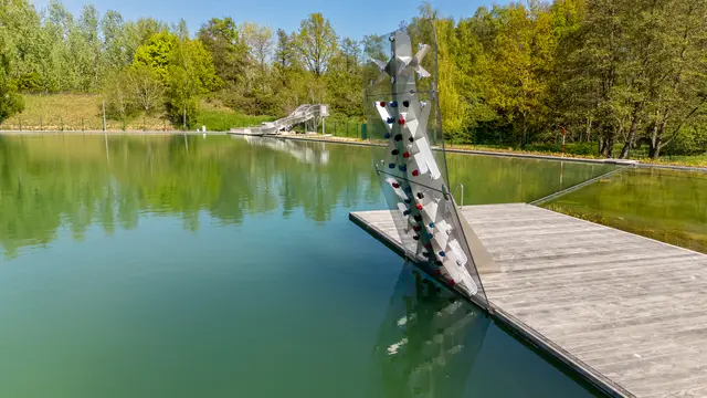 Herausforderung Kletterwand: Nasse Landung inklusive. | Foto: Gregor Szielasko