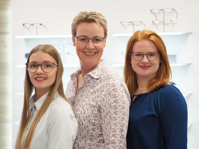 Katharina Heins (v. li.), Claudia Aldag und Jessica Spierling vom Team in Jesteburg | Foto: Optiker Meins