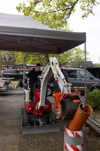 Auch das Steuern eines Minibaggers konnte ausprobiert werden | Foto: ks