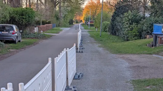 Der provosorische Fußweg ist hergerichtet: Er wurde geschottert und durchgängig mit einer Absperrung versehen | Foto: jd