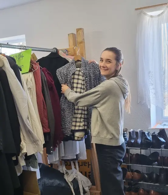 Rieke Albrecht (FSJD) sortiert historische Kleidung im Freilichtmuseum am Kiekeberg
