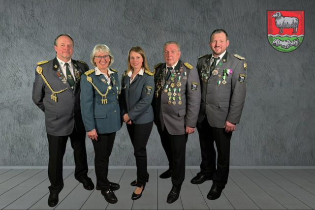 Michael Schönemann (v. li., Schießsportleiter), Anette Randt (1. Vorsitzende), Stephanie Martens (Schriftführerin), Olaf Bruns (2. Vorsitzender) sowie Stefan Hermsdorf (Rechnungsführer)  | Foto: Schützenverein Heidenau