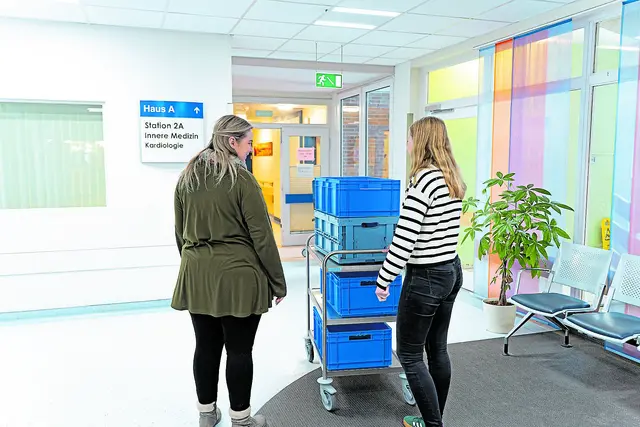 Jessica Raddatz (li.) und Jule Raap sammeln Akten auf der Station 2A ein | Foto: Elbe Kliniken/Kati Meyer-Thiedig