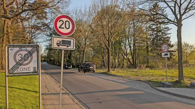 Teilweise gilt auf der Haddorfer Hauptstraße jetzt Tempo 20 für Lkw | Foto: jd