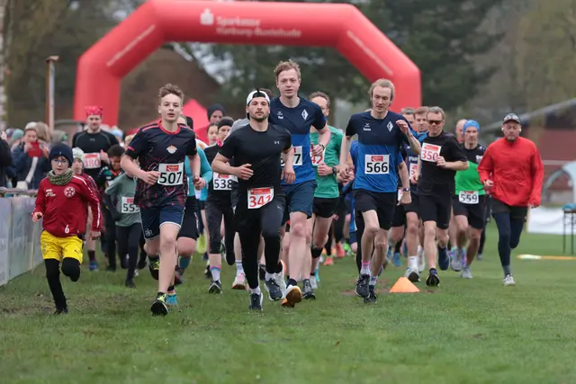 Der erste Startschuss der Volkslauf Saison im Landkreis: Die Läufer über die Fünf- und Zehn-Kilometer gingen gemeinsam auf die Strecke.  | Foto: ks