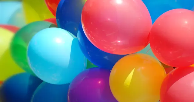 Bunte Luftballons weisen den Weg von Hof zu Hof | Foto: Chris/Adobe Stock