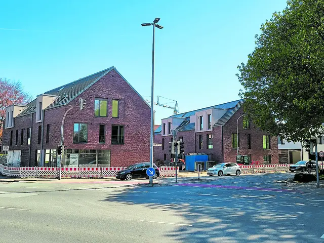 Die beiden Neubauten "Markt 9" sind nahezu bezugsfertig. In der ursprünglichen Planung (s. Grafik) war das Dach des hinteren Gebäudes noch kein Spitzdach   Grafik: Frenzel und Frenzel | Foto: sb