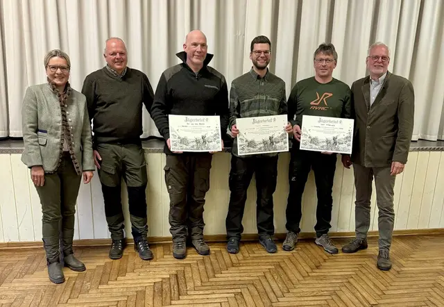 Ehrung der Prüfungsbesten (v.li.): Julia Seefried (stellv. Vorsitzende der Jägerschaft), Jens Hariefeld (Vorsitzender der Jägerschaft), Dr. Rik van der Daele, Malte Adebar, Uwe Viebrock, Kreisjägermeister Axel Schuldt | Foto: KJS Stade