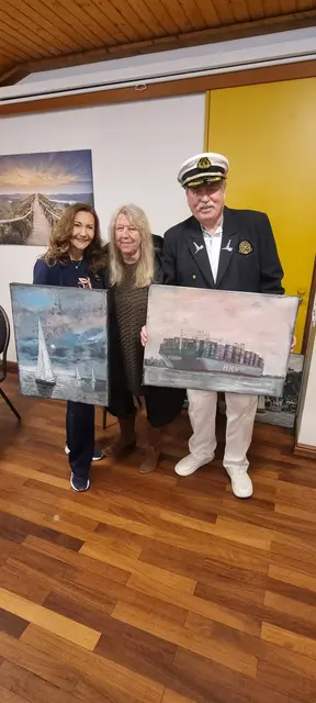 Freuen sich über das Geschenk von Rita Basios-Schlünz (Mitte): Klaus Baumgart und Ilona Schulz- Baumgart  | Foto: ig 