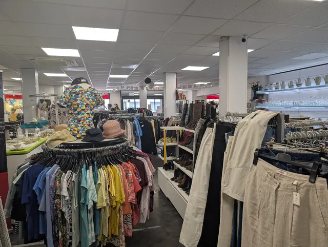 Auf 420 Quadratmetern Verkaufsfläche gibt es fast alles zu kaufen, was man zum Leben braucht.