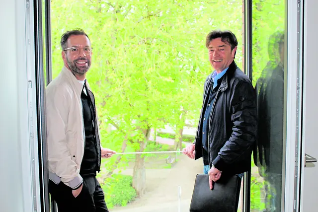 Christoph Frenzel (li.) und Markus Simon an einem der bodentiefen Fenster – dank Sicherheitsglas sowohl hell als auch absturzsicher | Foto: sb