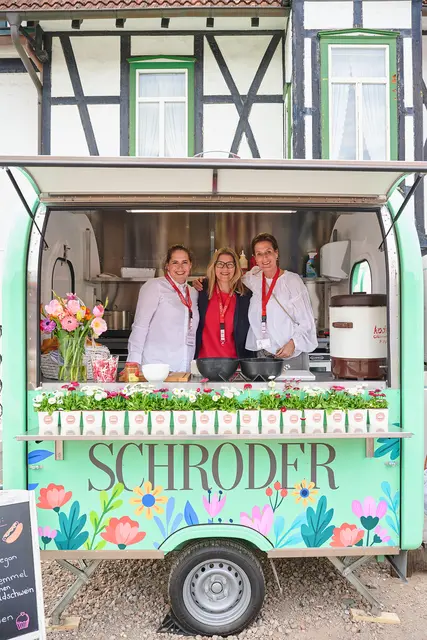 Sophie Wend-Erdel (v.l.), Stefanie Gaser und Caroline Meiners. Das Team aus dem Neubau-Vertrieb waren im Foodtruck im Einsatz.  | Foto: Schröder Immobilien