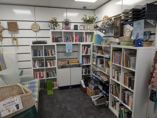 In der Bücherecke findet man auch den wahrscheinlich letzten Ort in Winsen, an dem man noch Schallplatten kaufen kann - auch den passenden Plattenspieler gibt es bei Bedarf dazu.