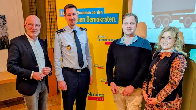 Von links: Ingmar Schmidt (Kreisvorsitzender der FDP), Hauptmann Tom Henke, Tobias Rohde und Alina von Minden (beide FDP Hanstedt)