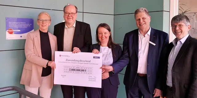 Übergabe des symbolischen Förderbescheids (v.li.): Stades stellvertretende Bürgermeisterin Daniela Oswald, Minister Christian Meyer, SPD-Landtagsabgeordnete Corinna Lange, Stades Stadtrat Carsten Brokelmann und IGS-Leiter Jörg Moser-Kollenda  | Foto: Hansestadt Stade