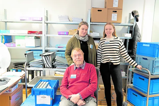 Sie hüten das Gedächtnis des Elbe Klinikum Stade (v. li.): Jessica Raddatz, Jule Raap und Norbert Gabler | Foto: Elbe Kliniken/Kati Meyer-Thiedig