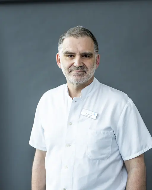 Bernhard Korsten, Oberarzt am Viszeralonkologischen Zentrum des Krankenhauses Winsen, steht als Experte in einer Telefonsprechstunde für Fragen rund um Kolorektale Chirurgie bei Darmkrebs bereit
 | Foto: Krankenhäuser Buchholz-Winsen