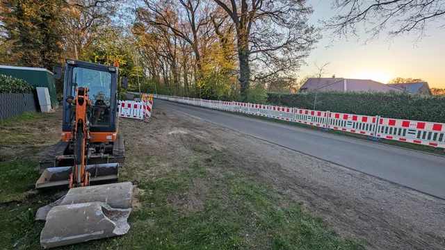 An einem anderen Abschnitt der Haddorfer Hauptstraße waren die Arbeiten zur Herrichtung des provisorischen Fußweges am Dienstag noch nciht abgeschlossen | Foto: jd