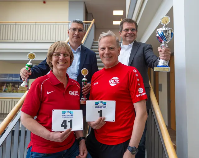 Maren Schewe (vorne links) und Klaus Heinsohn (beide TSV Winsen) informieren mit den Sponsorenvertretern Stefan Bültemann (hinten links) von der Sparkasse Harburg-Buxtehude und Markus Laudahn von den Stadtwerken Winsen über den Lauf.  | Foto: ks