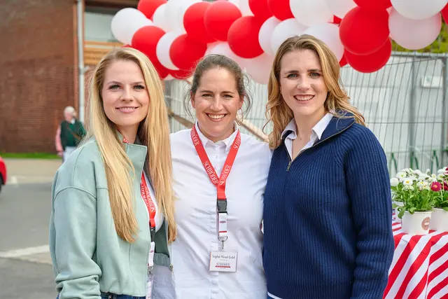 Kristin Adler (v.l.), Sophie Wend-Erdel und Marleen Schröder von Schröder Immobilien freuen sich über die Grundsteinlegung. | Foto: Schröder Immobilien