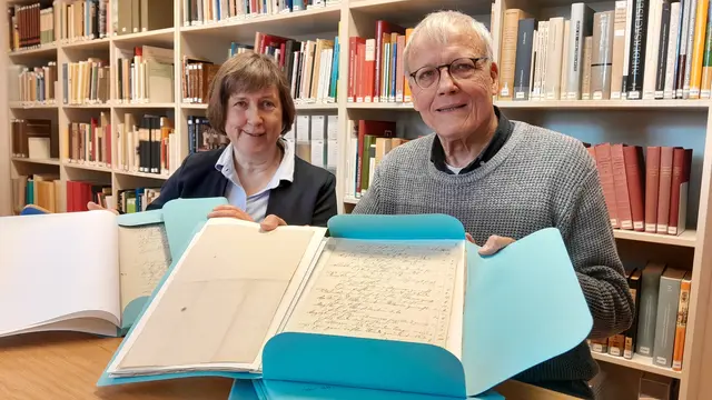 Dr. Christina Deggim und Jörg Girmann bei der Übergabe der Archivalien | Foto: Hansestadt Stade