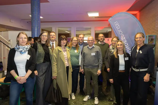 Schulleiter Andreas Neises (5. v. re.) mit Vertretern von Wirtschaft, Politik und Verwaltung beim Messerundgang | Foto: ks