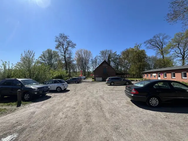 Der Parkplatz unmittelbar an der Pulvermühle. Rechter Hand befindet sich der Fischereiverein Meckelfeld Glüsingen e.V. | Foto: sra