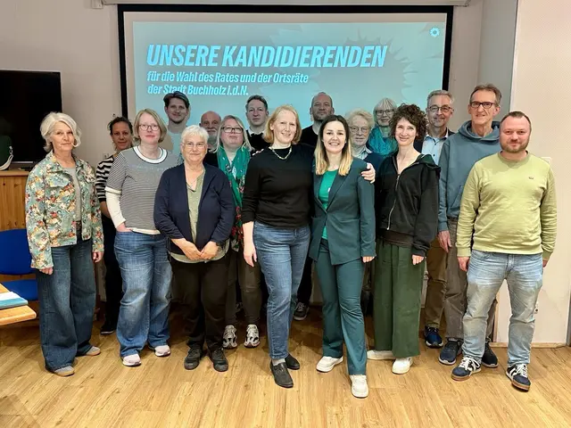 Beate Schulte Strathaus (v. li.), Lisa Ziegler, Eva Meyer, Tobias Beck, Ulla Wegermann, Christian Vargel, Martina Wermter, Philip Schlumbohm, Sonja Hesse, Torsten Müller-Klockmann, Pia-Lucienne Bänecke, Rolf Schumacher, Christa Nöbl, Janine Burgdorf, Frerk Meyer, Egbert Feldhaus und Kaj Zinnecker | Foto: Marion Ellenberger