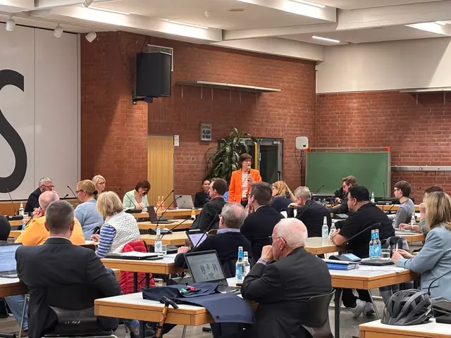 Bürgermeisterin Katja-Oldenburg Schmidt steht an diesem Abend Rede und Antwort | Foto: pau