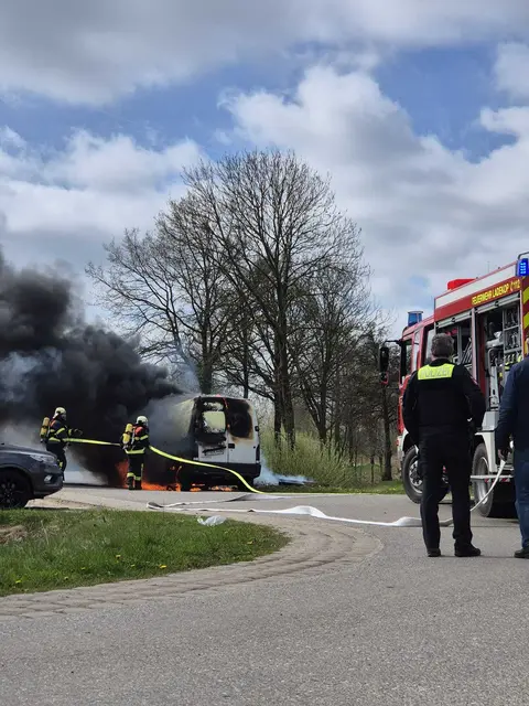 Der ausgebrannte Transporter | Foto: Polizeiinspektion Stade