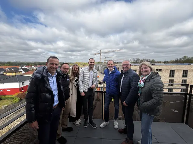 Sven Geertz (links) mit seinem Team der HBI und Mitglieder des Wirtschaftsvereins Buxtehude | Foto: sts