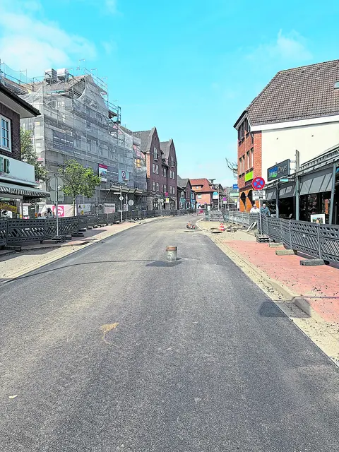 Es fehlen nur noch die Markierungsarbeiten, dann ist die 
Neue Straße fertig Foto: td | Foto: td