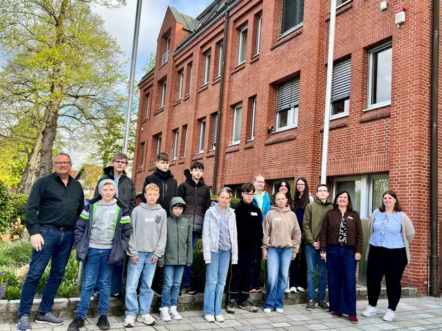 Stellvertretender Bürgermeister Christian Riech (links) freute sich ge�meinsam mit der Gleichstellungsbeauftragten Svenja Riebau (2. v. rechts) und Christin Brassen (Stadt Win�sen, rechts) über das große Interesse der Kinder und Jugendlichen | Foto: Stadt Winsen