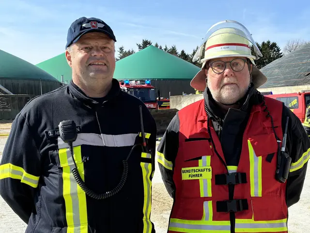 Die Kreisfeuerwehrbereitschaftsführer Olaf Hoffmann (v.li.) und Klaus Suhr 
 | Foto: Vasel