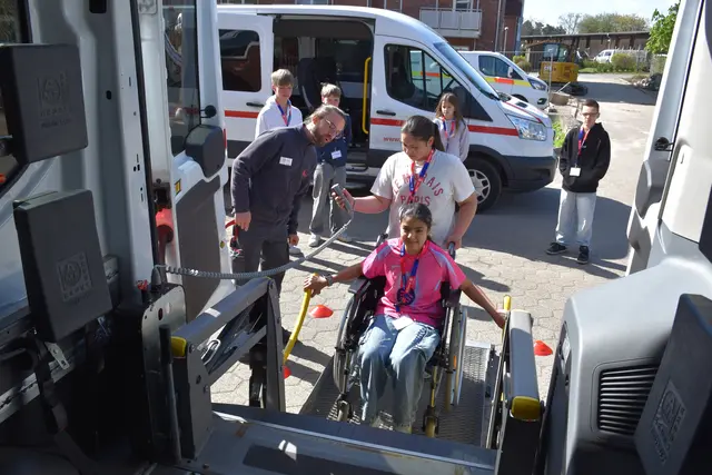 Bei der Station Fahrdienst erfuhren die Teilnehmenden des Johanniter-Zukunftstags, was alles beachtet werden muss, um einen Rollstuhlfahrer in den Fahrdienstbus zu befördern | Foto: Johanniter