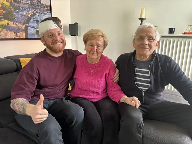 Rudolf Schultz (30) mit seinen Großeltern Marie-Luise Ursula Schultz (74) und Helmuth Rudolf Karl Schultz (75)

 | Foto: sts