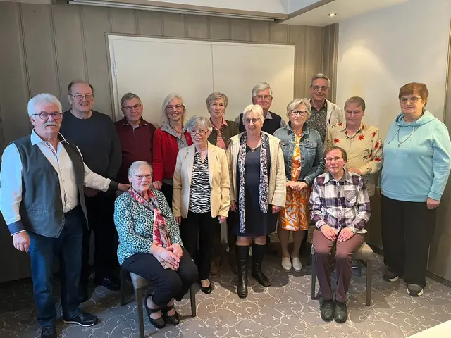 Bei dem Treffen: (vordere Reihe, v. li.) Christel Ahlers (sitzend), Waltraut Burfeind, Gerda Radünz, Siegrid Dzillak, Karin Mencke (sitzend), Rita Völker und Margitta Schmidt sowie (hintere Reihe, v. li.) Bernd Meyer, Oswin Wojewski, Günter Menke, Rosemarie Schmidt, Marlene Nill, Ludwig Johannes und Gerhard Schubert | Foto: Radünz