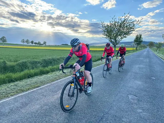 Das Ollanner Radteam hat bereits 2024 an der Fleche Allemagne teilgenommen: Andreas Hanigk (v. li.), Volker Luga und Jens Lorenz Dethlefs | Foto: Ollanner Radteam