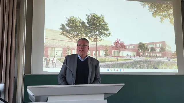Matthias Riel, Bürgermeister von Jork, berichtet von seinen Erfahrung mit der Vergabe des Schulneubaus an einen Totalunternehmer