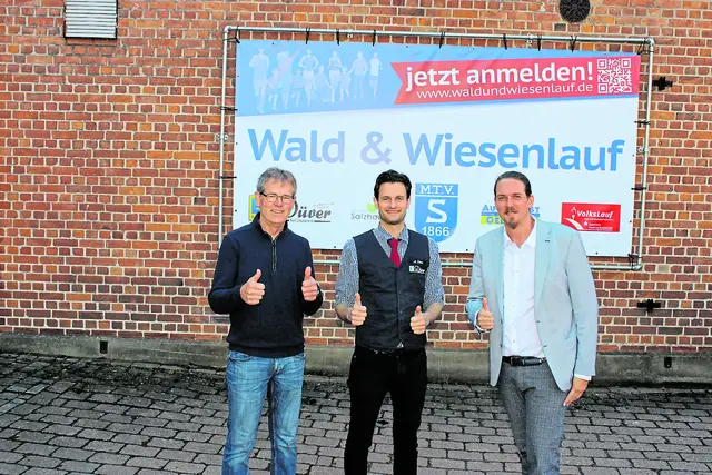 Werben für den Wald- und Wiesenlauf (v. li.): MTV-Vorsitzender Jörg Schulze sowie Marco Düver (Edeka-Markt Düver) und Ingo Gräper (Sparkasse Harburg-Buxtehude), die zu den Hauptsponsoren gehören | Foto: ce