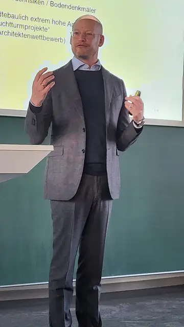 Rechtsanwalt Hauke Schüler informiert über die rechtlichen Aspekte einer Vergabe an einen Totalunternehmer