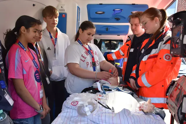 Beim Zukunftstag der Johanniter in Salzhausen konnten die Teilnehmenden unter Anleitung eine Puppe intubieren | Foto: Johanniter