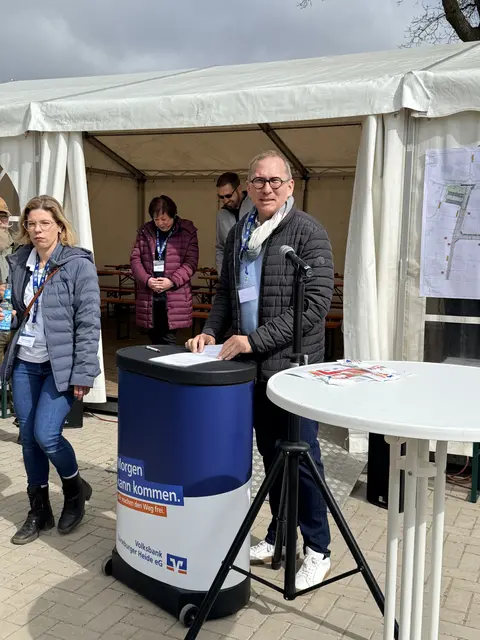 Frank Kause, Regionaldirektor der Volksbank Lünebürger Heide bei der Begrüßung der Gäste | Foto: ssc