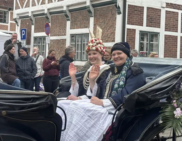 Gemeinsam strahlen Anna Faby und Ella Weiland in der Kutsche beim Blütenkorso | Foto: sts