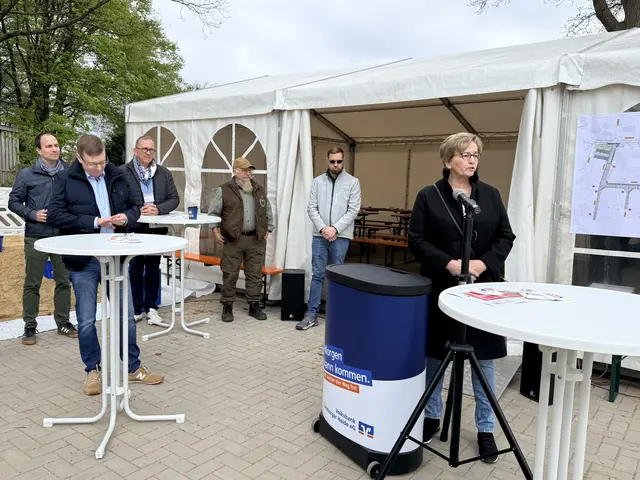 Birgit Albers, Ortsbürgermeistern aus Dibbersen, beschrieb die Qualitäten des Ortes und versuchte deutlich zu machen, warum Dibbersen so lebenswert ist | Foto: sss