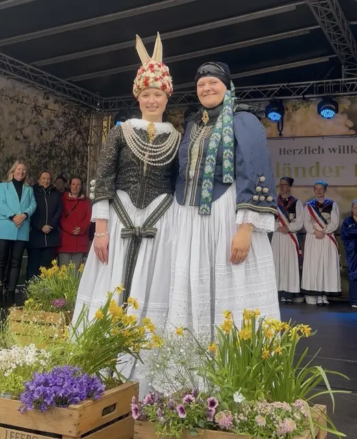 Die neue Blütenkönigin mit ihrer Vorgängerin Ella Weiland. | Foto: sts