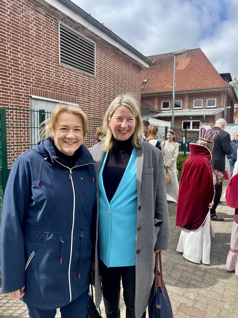 Backstage: Melanie Reinecke (v.l.) und Birgit Butter | Foto: sts