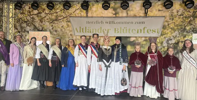 Würdenträgerinnen und Würdenträger auf der Bühne beim Blütenfest in Jork | Foto: sts
