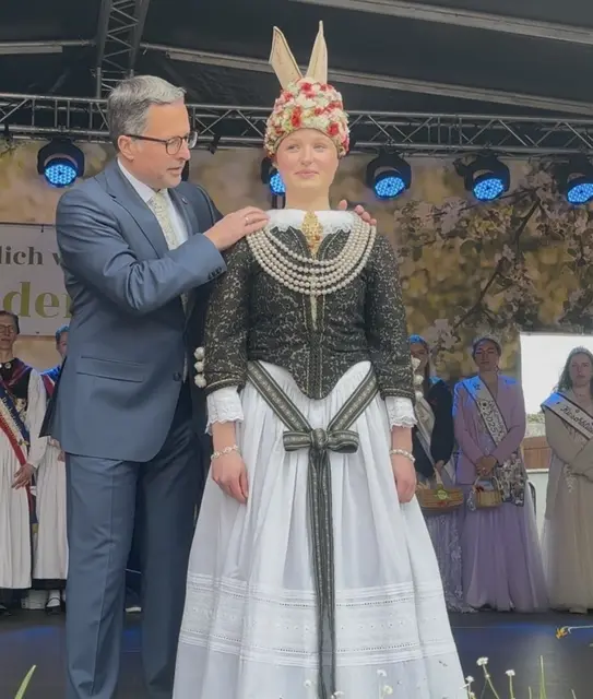 Ein besonderer Moment. Landrat Kai Seefried legt der amtierenden Blütenkönigin die fünfreihige Filigran—Perlenkette an | Foto: sts